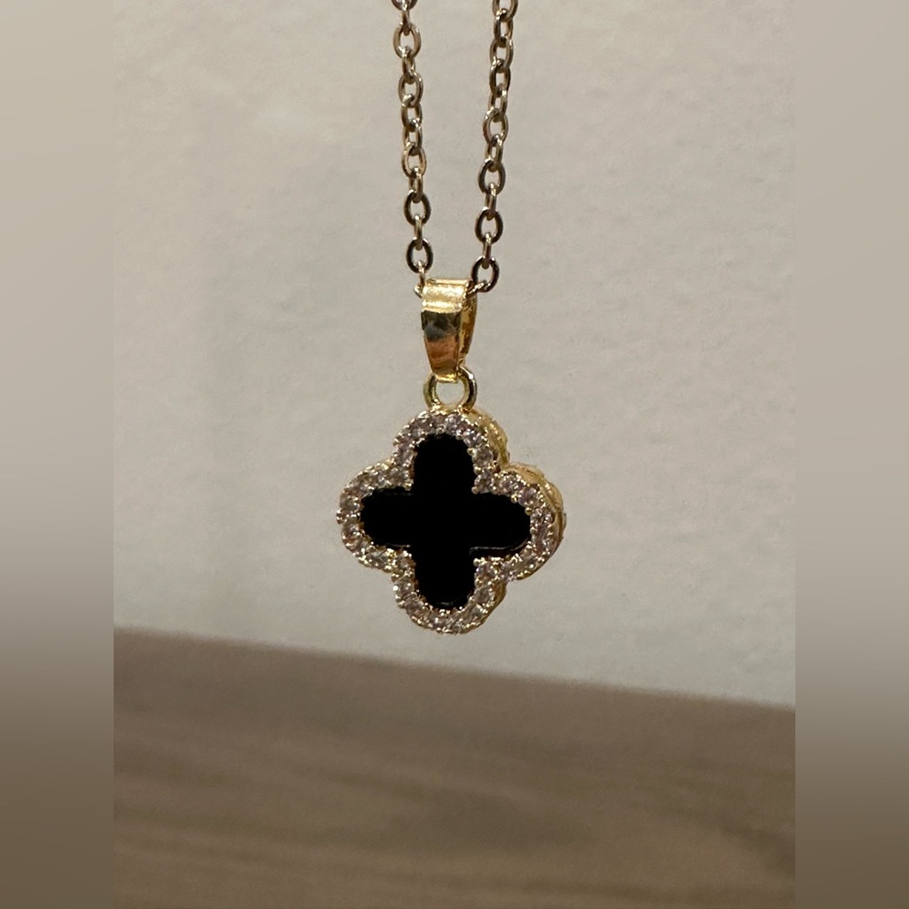 NWOT Clover Reversible Necklace